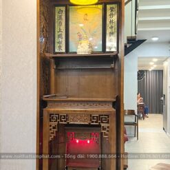 Bàn thờ thần tài lọt lòng bên dưới, tiết kiệm không gian.
