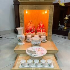 Bàn thờ có tích hợp bóng led tỏa sáng đều màu, tăng ánh sáng cho không gian thờ tự.