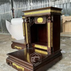 Điểm nhấn là họa tiết hoa sen và đồng tiền dát vàng nổi bật.