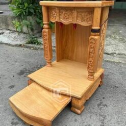 Bàn thờ nổi bật với họa tiết Phúc Lộc Thọ và Phần cột 2 bên chạm khắc câu đối chữ đẹp.