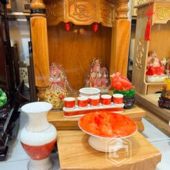 Bàn thờ Thần Tài có ngăn kéo tích hợp dưới mặt.