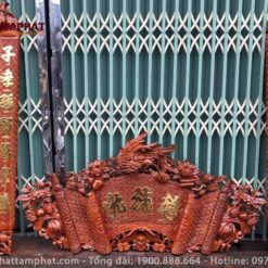 Bộ đôi cuốn thư câu đối sắc nét, nổi bật với họa tiết chim phụng.