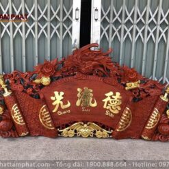 Cuốn thư câu đối dát vàng sang trọng.