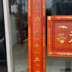 Câu đối chạm khắc sắc nét, dát vàng nổi bật.
