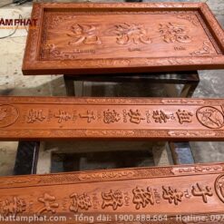 Hoành phi câu đối chạm khắc sắc nét.