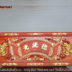 Các họa tiết chạm khắc sắc nét trên nền gỗ hương.