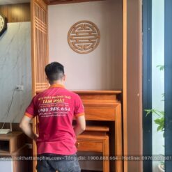 Phòng thờ BT-1092 có vách ngăn bố trí tại phòng khách.