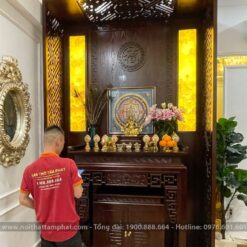 Không gian thờ trang trí cặp tranh trúc chỉ dọc sang trọng, linh thiêng.