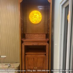 Bàn thờ chung cư hiện đại tại phòng khách lắp đặt vách ngăn cách tạo sự kín đáo, trang nghiêm.