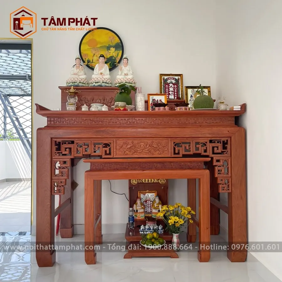 Bàn thờ làm từ chất liệu gỗ hương đá tự nhiên có độ bền cao.