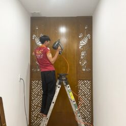 Tâm Phát thi công hoàn thiện ốp hậu hoa sen đẹp.
