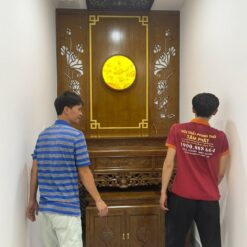 Bàn thờ đứng gỗ tự nhiên sang trọng kèm tủ cơm tiện lợi.