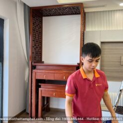Bàn thờ chung cư có vách ngăn hiện đại bố trí tại phòng khách.