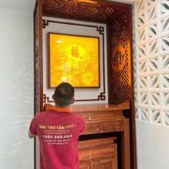 Mẫu phòng thờ có vách ngăn kín đáo, trang trí tranh trúc chỉ vuông đẹp.