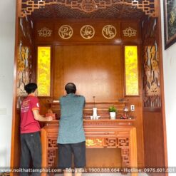 Bàn thờ nhị cấp mẫu triện sen dát vàng sang trọng.