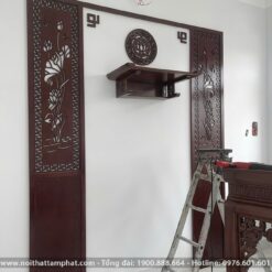 Phòng thờ đơn giản trang trí vách hậu MDF hoa sen đối xứng 2 bên.