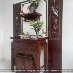 Mẫu phòng thờ cân đối kích thước, màu sắc hài hòa, sang trọng.