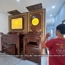 Nổi bật với trang trí ốp hậu tranh trúc chỉ và các viền góc nhũ vàng.