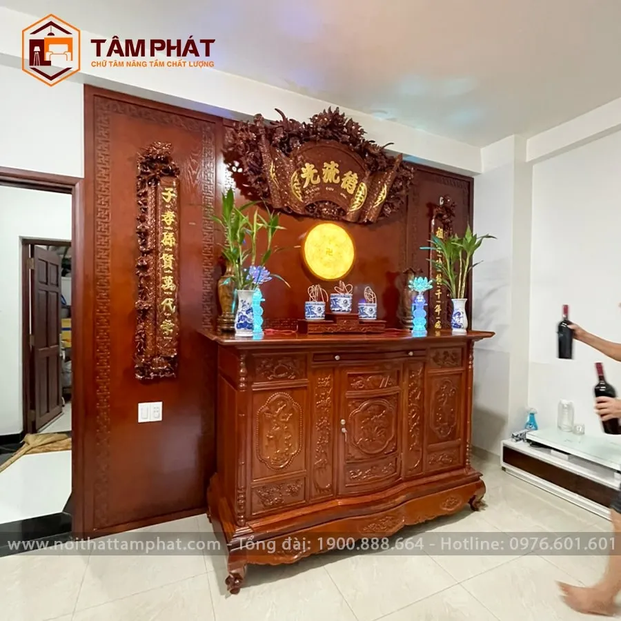 Trang trí trang nghiêm với mẫu ốp hậu Cuốn Thư Câu Đối Song Long gỗ hương đẳng cấp.