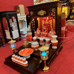 Thiết kế mái bằng, nổi bật với bông hoa sen dát vàng trước mặt.