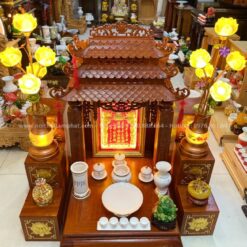 Bàn thờ có thể bố trí kèm đôn tam cấp để tăng diện tích bày biện vật phẩm phong thủy.