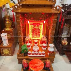Bàn thờ được làm từ chất liệu gỗ Gõ đỏ có độ bền cao.