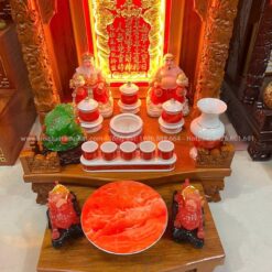 Bàn thờ đi kèm với bộ vật phẩm hợp mệnh giúp chiêu tài hút lộc về cho gia chủ.