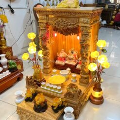 Phần cột rồng lớn tạo cảm giác trang nghiêm, bền thế.