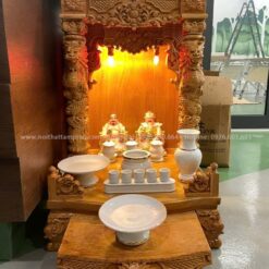 Mặt bàn rộng thoáng để bày biện đồ vật, vật phẩm thờ tự.