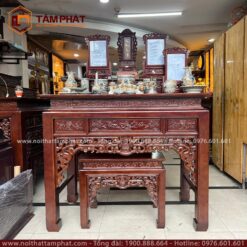 Mẫu bàn thờ đứng được chạm khắc sắc nét, họa tiết trước mặt sang trọng.