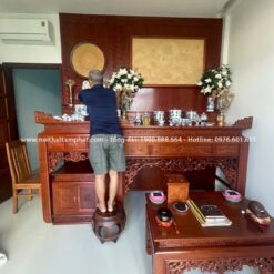 Bàn thờ Phật và Gia tiên làm từ chất liệu gỗ thịt tự nhiên có độ bền cao.
