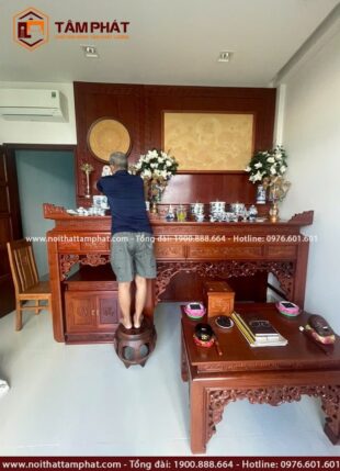 Bàn thờ Phật và Gia tiên làm từ chất liệu gỗ thịt tự nhiên có độ bền cao.