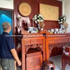 Phần lưng hậu dựa tường chắc chắn,trang trí cặp tranh trúc chỉ tăng thêm vẽ đẹp linh thiêng.