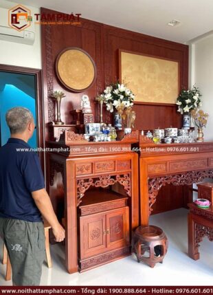 Phần lưng hậu dựa tường chắc chắn,trang trí cặp tranh trúc chỉ tăng thêm vẽ đẹp linh thiêng.