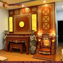 Phòng thờ có viền công, chữ và các thiếp vàng trên nền gỗ rất sang trọng.