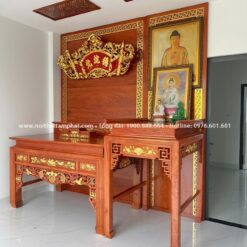 Bàn thờ và ốp lưng full chất liệu gỗ hương đá cao cấp, thể hiện đẳng cấp gia chủ.