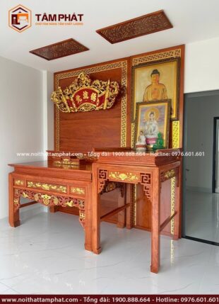 Bàn thờ và ốp lưng full chất liệu gỗ hương đá cao cấp, thể hiện đẳng cấp gia chủ.