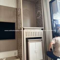 Phòng thờ đặt tại phòng khách, gia chủ yêu cầu một không gian thờ kín đáo hiện đại.