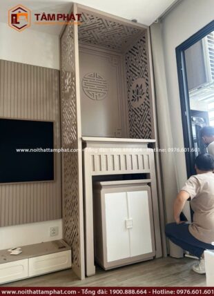 Phòng thờ đặt tại phòng khách, gia chủ yêu cầu một không gian thờ kín đáo hiện đại.