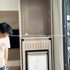 Mặt bàn thờ làm rộng dài không tai bo để tăng diện tích bài trí đồ thờ.