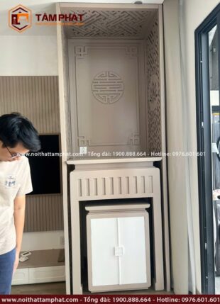 Mặt bàn thờ làm rộng dài không tai bo để tăng diện tích bài trí đồ thờ.