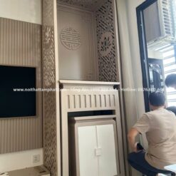 Vách ngăn cách bắt kịch trần chắc chắn, tạo sự riêng biệt với không gian phòng khách.