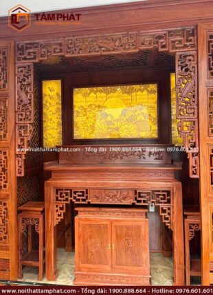 Phòng thờ BT-1222 có sự kết hợp trang trí cặp tranh trúc chỉ truyền thống đẹp.