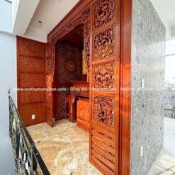 Cửa võng và vách ốp họa tiết mang ý nghĩa phong thủy tốt đẹp, may mắn.