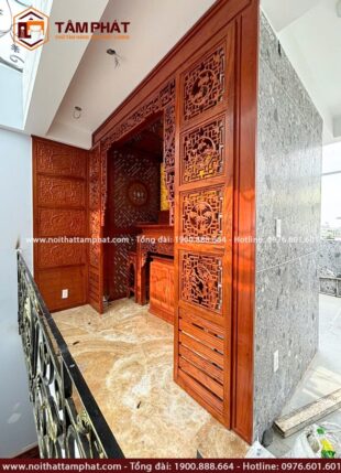 Cửa võng và vách ốp họa tiết mang ý nghĩa phong thủy tốt đẹp, may mắn.