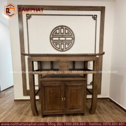 Thiết kế hiện đại với bàn thờ đứng độc đáo kèm viền nẹp trang trí.