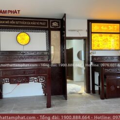 Bàn thờ kết hợp với vách ngăn và ốp hậu tranh trúc chỉ tăng tính thẩm mỹ lên cao.