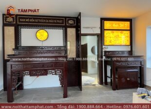 Bàn thờ kết hợp với vách ngăn và ốp hậu tranh trúc chỉ tăng tính thẩm mỹ lên cao.