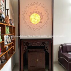 Xu hướng kết hợp bàn thờ - vách ngăn - rèm che tạo nên không gian thờ kín đáo.