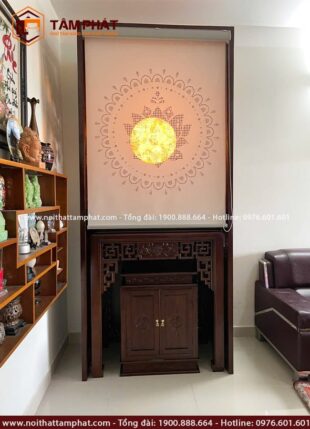 Xu hướng kết hợp bàn thờ - vách ngăn - rèm che tạo nên không gian thờ kín đáo.